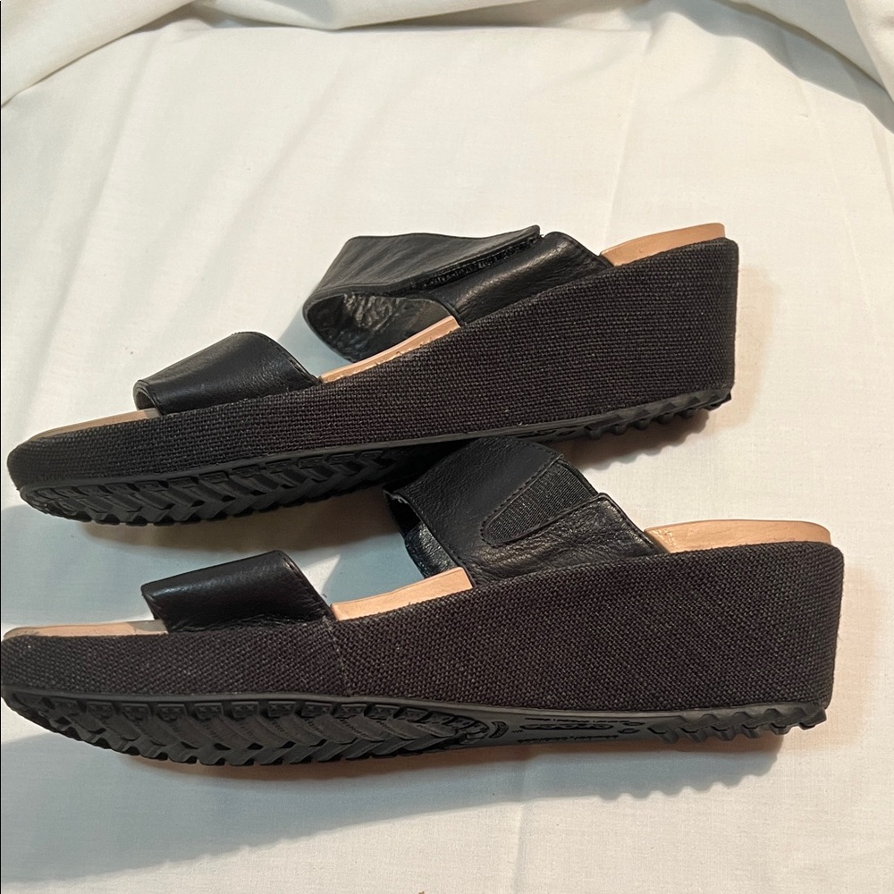 CROCS Black Women's Sandals - Picture 3 of 8